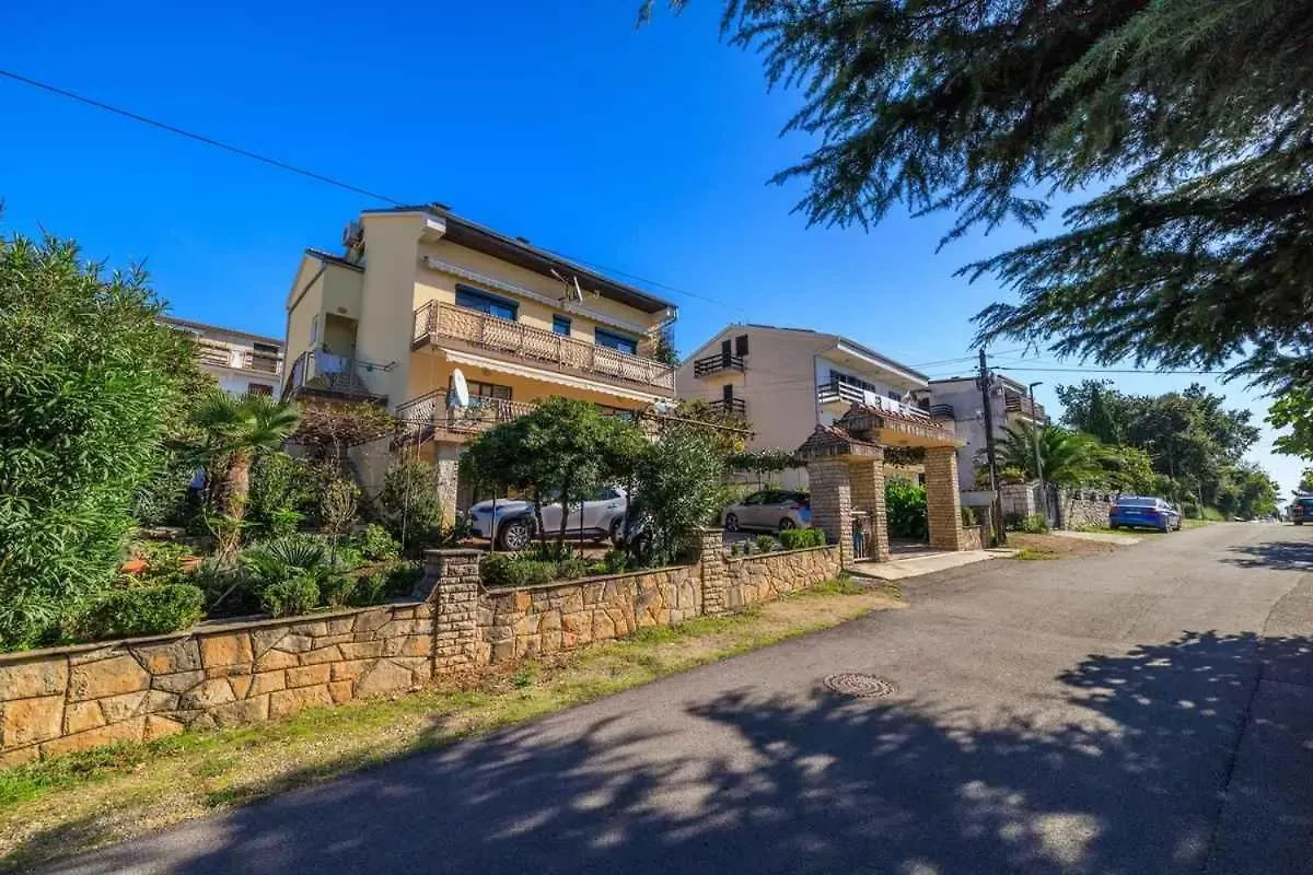 Apartments In Dramalj 5747 B